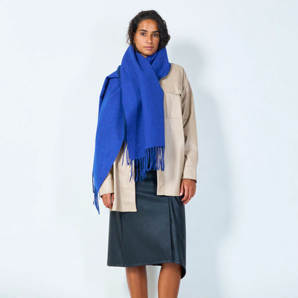 Classic solid color scarf with fringe